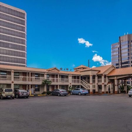 Quality Inn & Suites Dallas-Cityplace Bagian luar foto