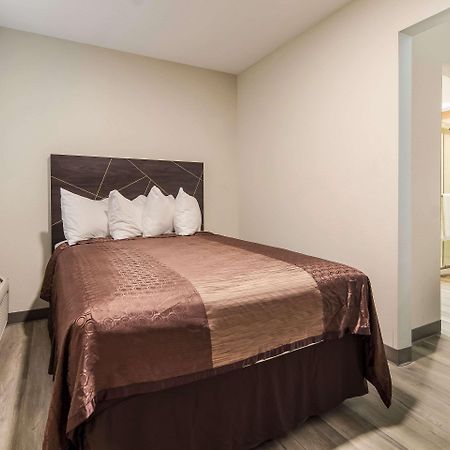 Quality Inn & Suites Dallas-Cityplace Bagian luar foto