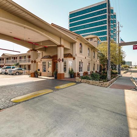 Quality Inn & Suites Dallas-Cityplace Bagian luar foto