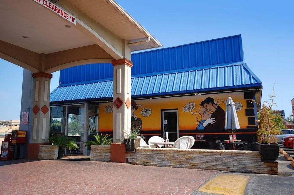 Quality Inn & Suites Dallas-Cityplace Bagian luar foto