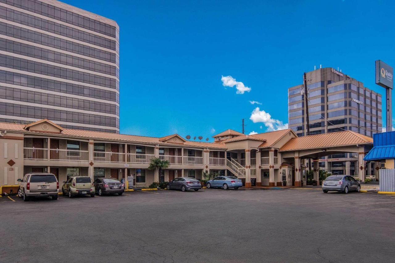 Quality Inn & Suites Dallas-Cityplace Bagian luar foto