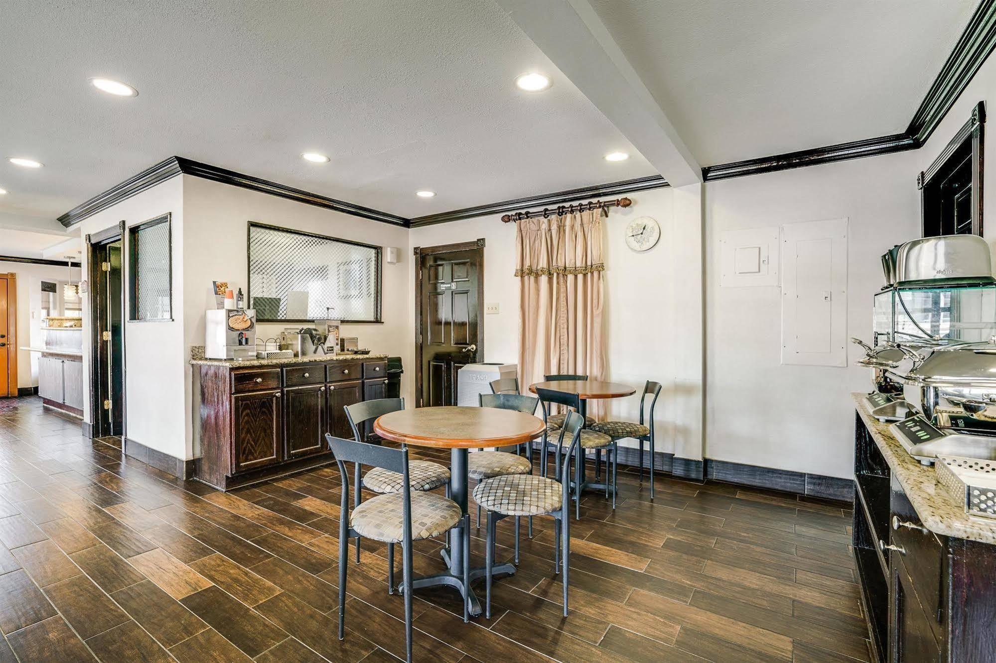 Quality Inn & Suites Dallas-Cityplace Bagian luar foto