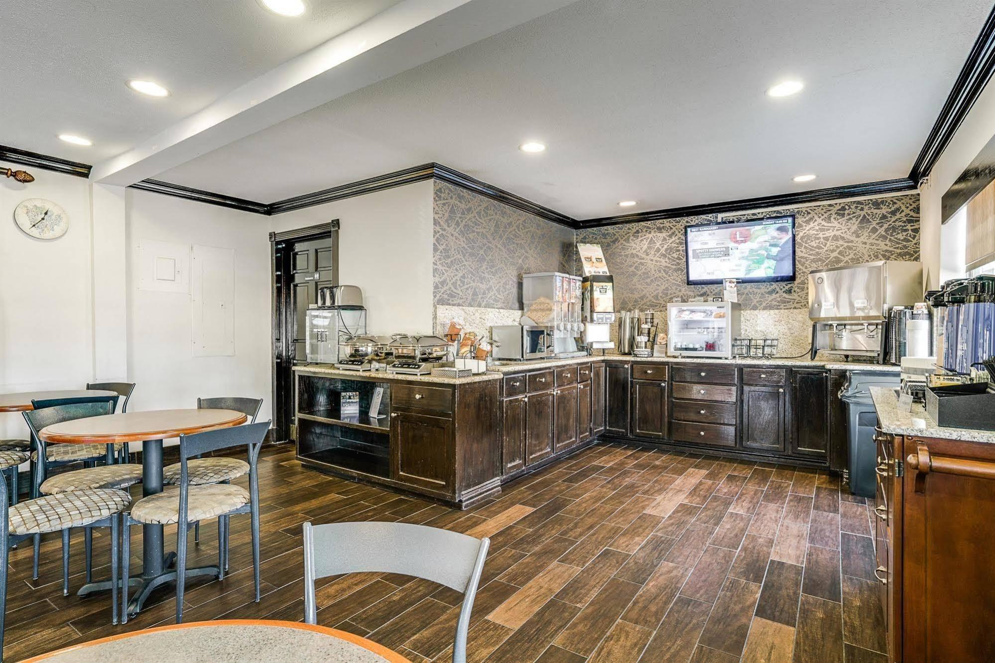 Quality Inn & Suites Dallas-Cityplace Bagian luar foto