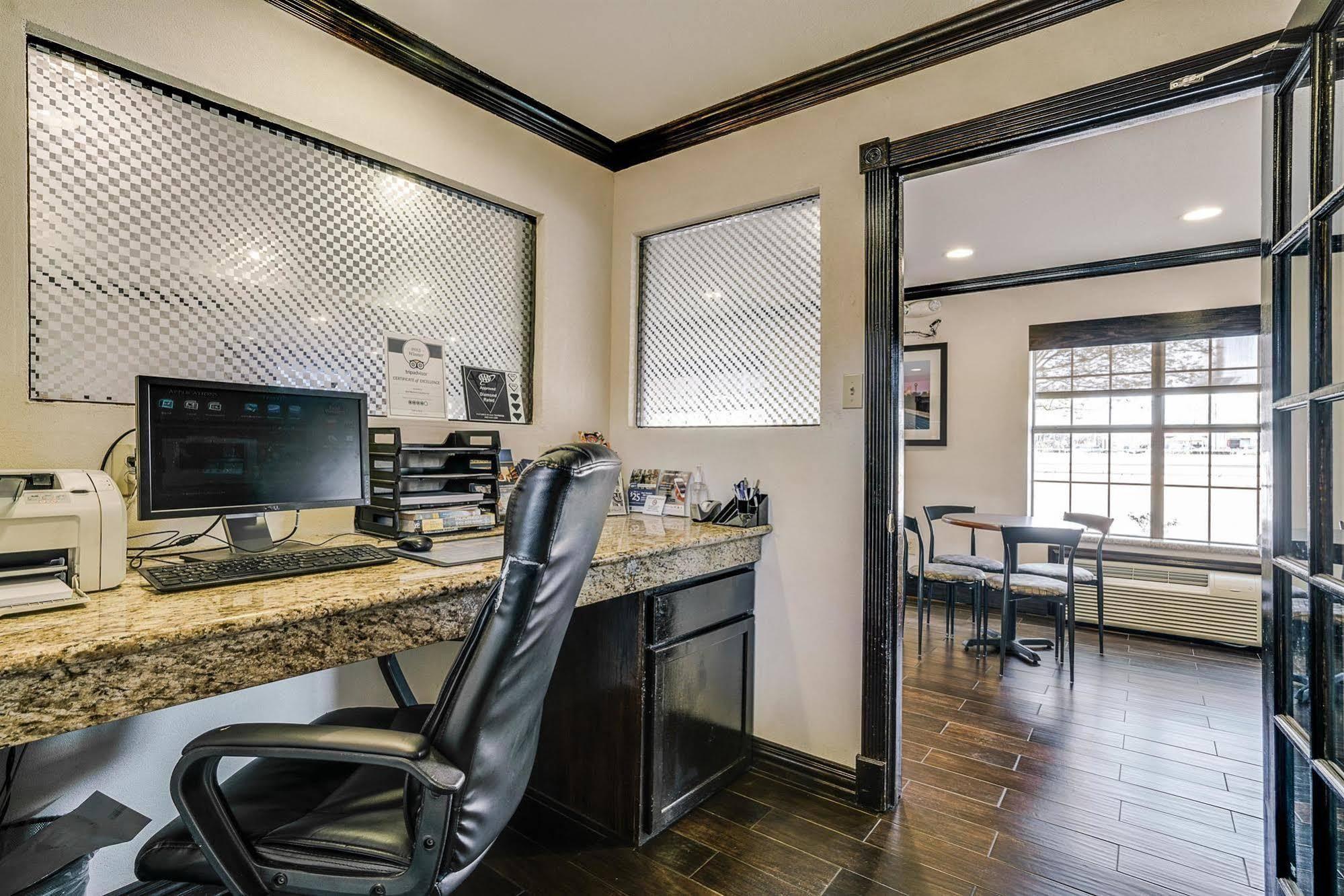 Quality Inn & Suites Dallas-Cityplace Bagian luar foto