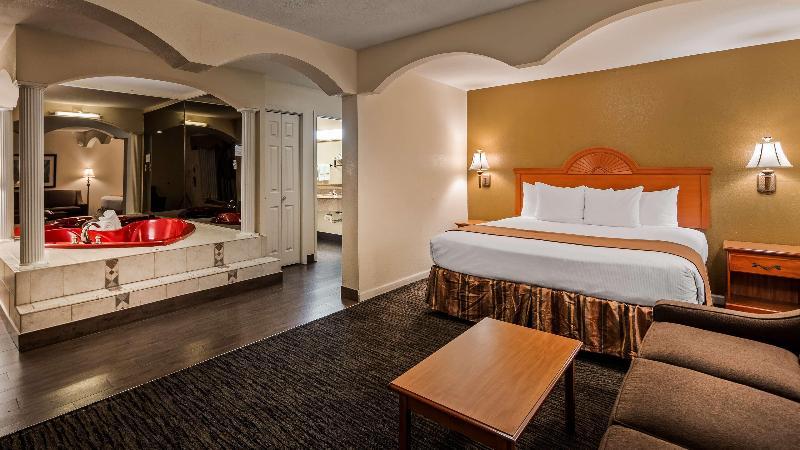 Quality Inn & Suites Dallas-Cityplace Bagian luar foto