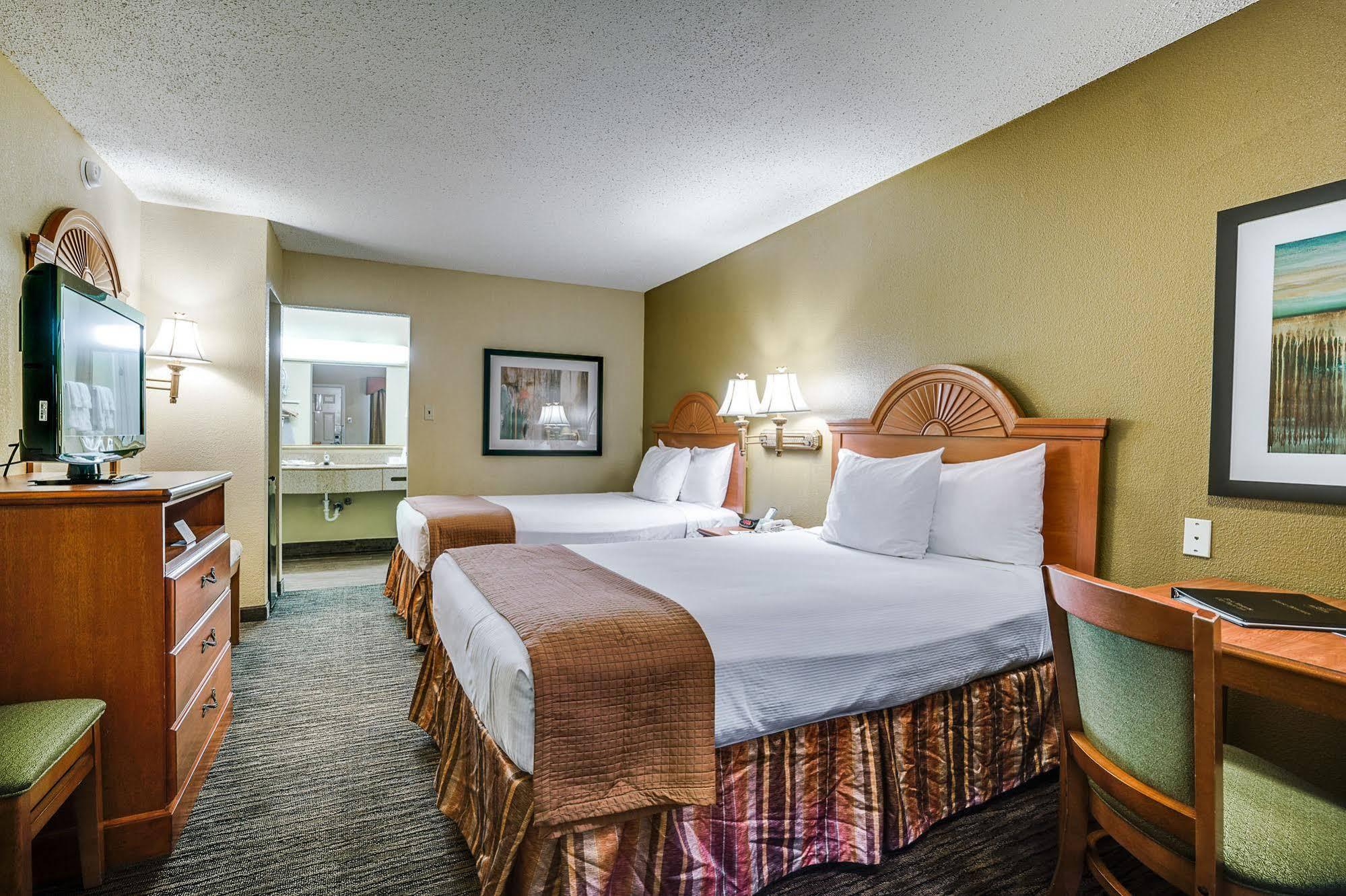Quality Inn & Suites Dallas-Cityplace Bagian luar foto