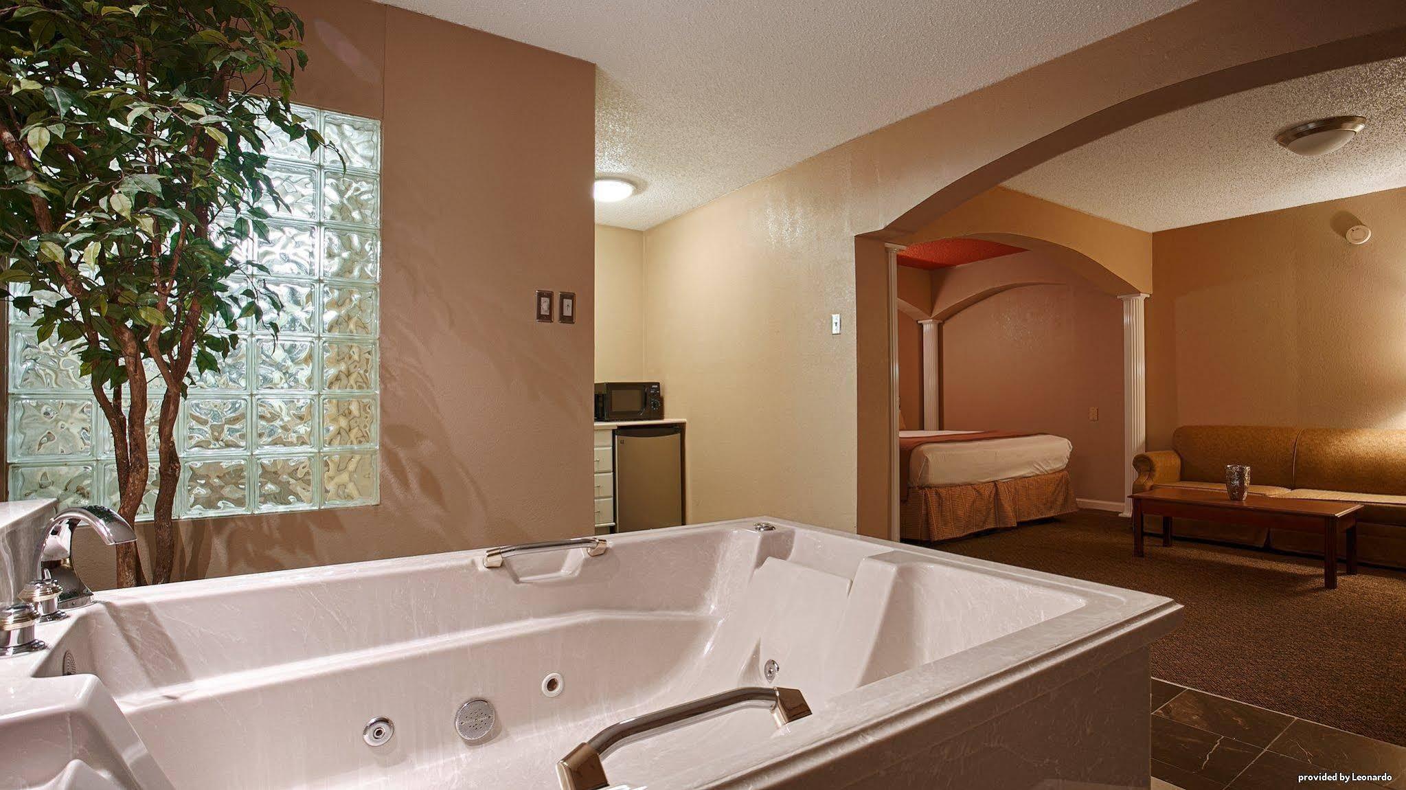 Quality Inn & Suites Dallas-Cityplace Bagian luar foto
