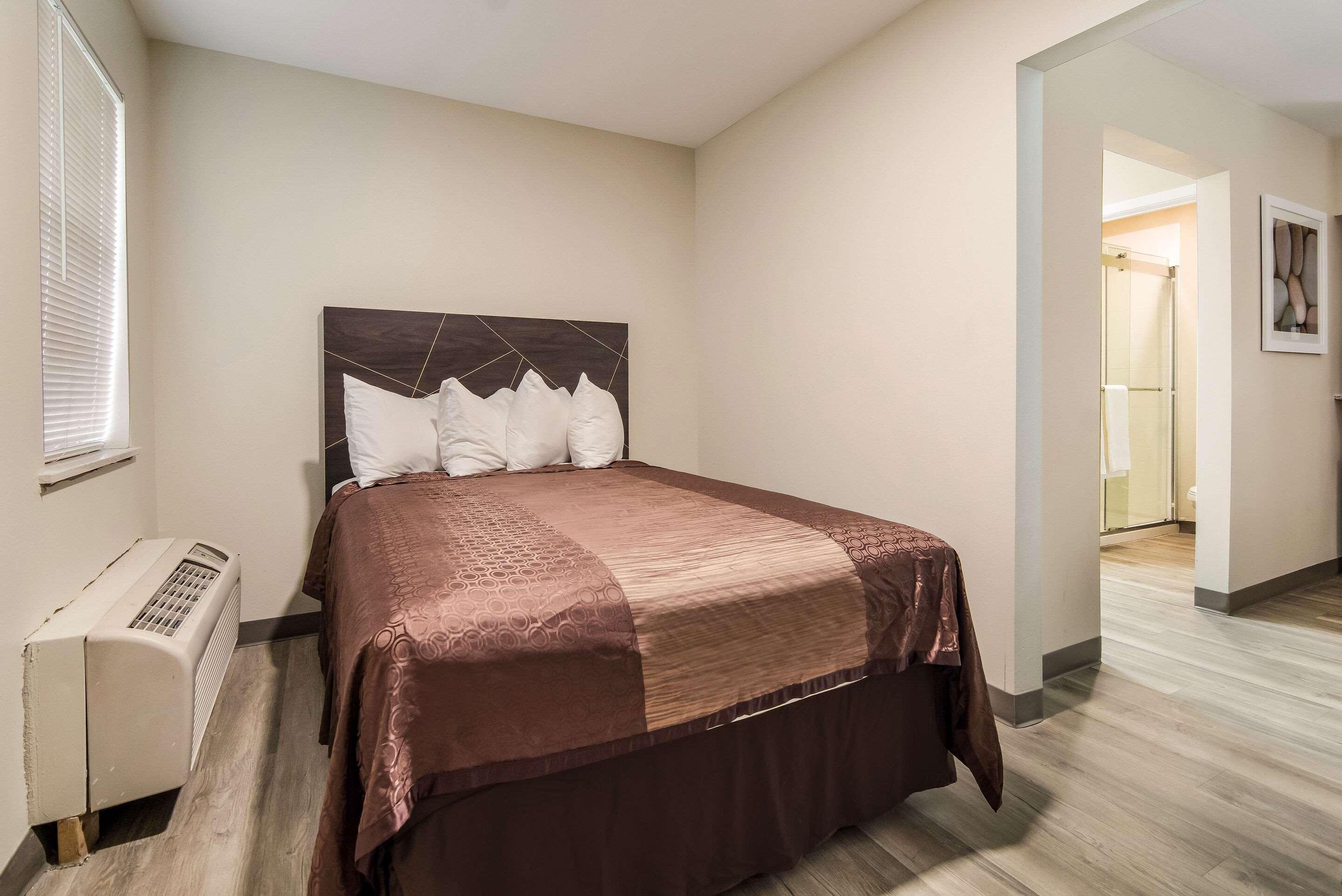 Quality Inn & Suites Dallas-Cityplace Bagian luar foto