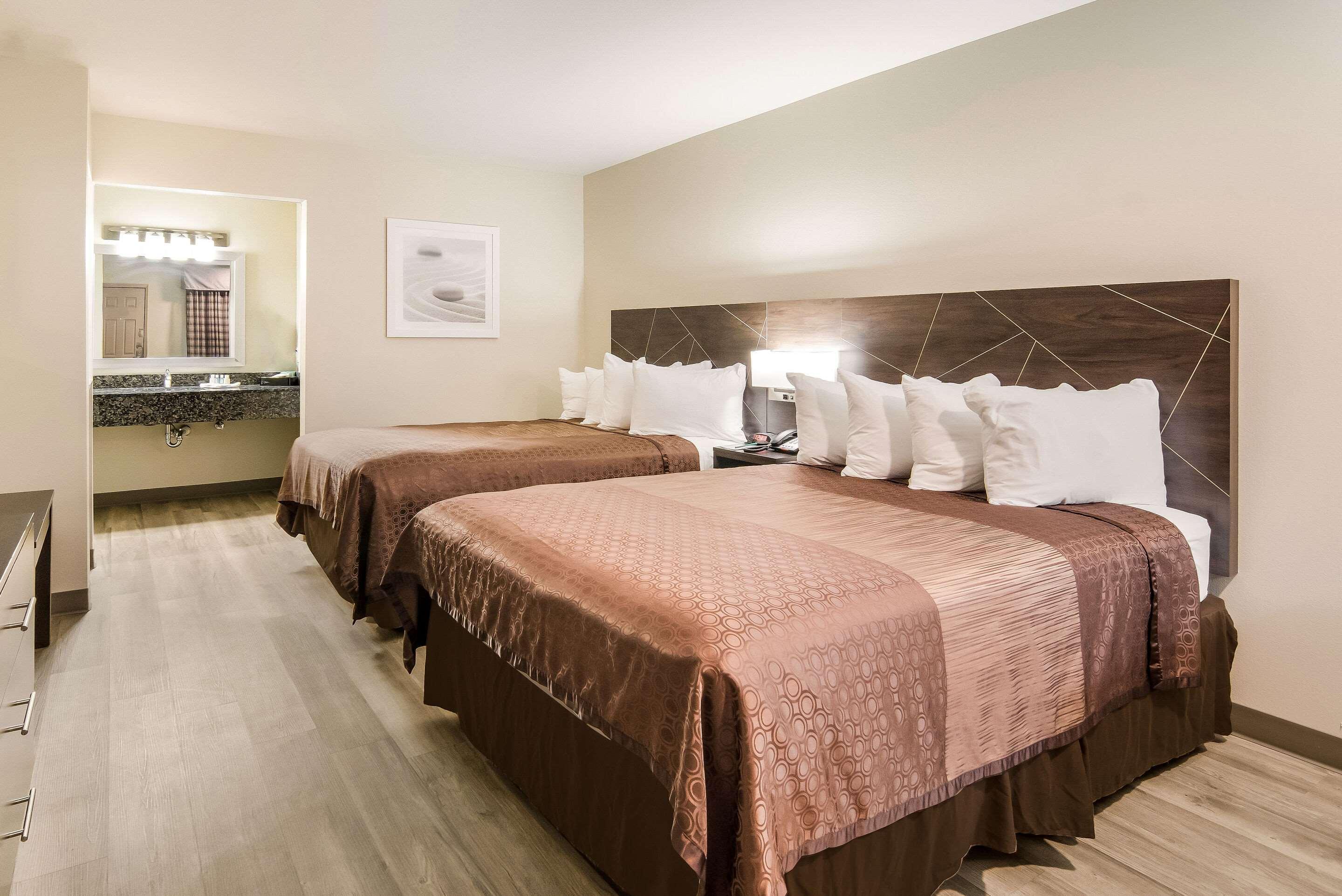 Quality Inn & Suites Dallas-Cityplace Bagian luar foto
