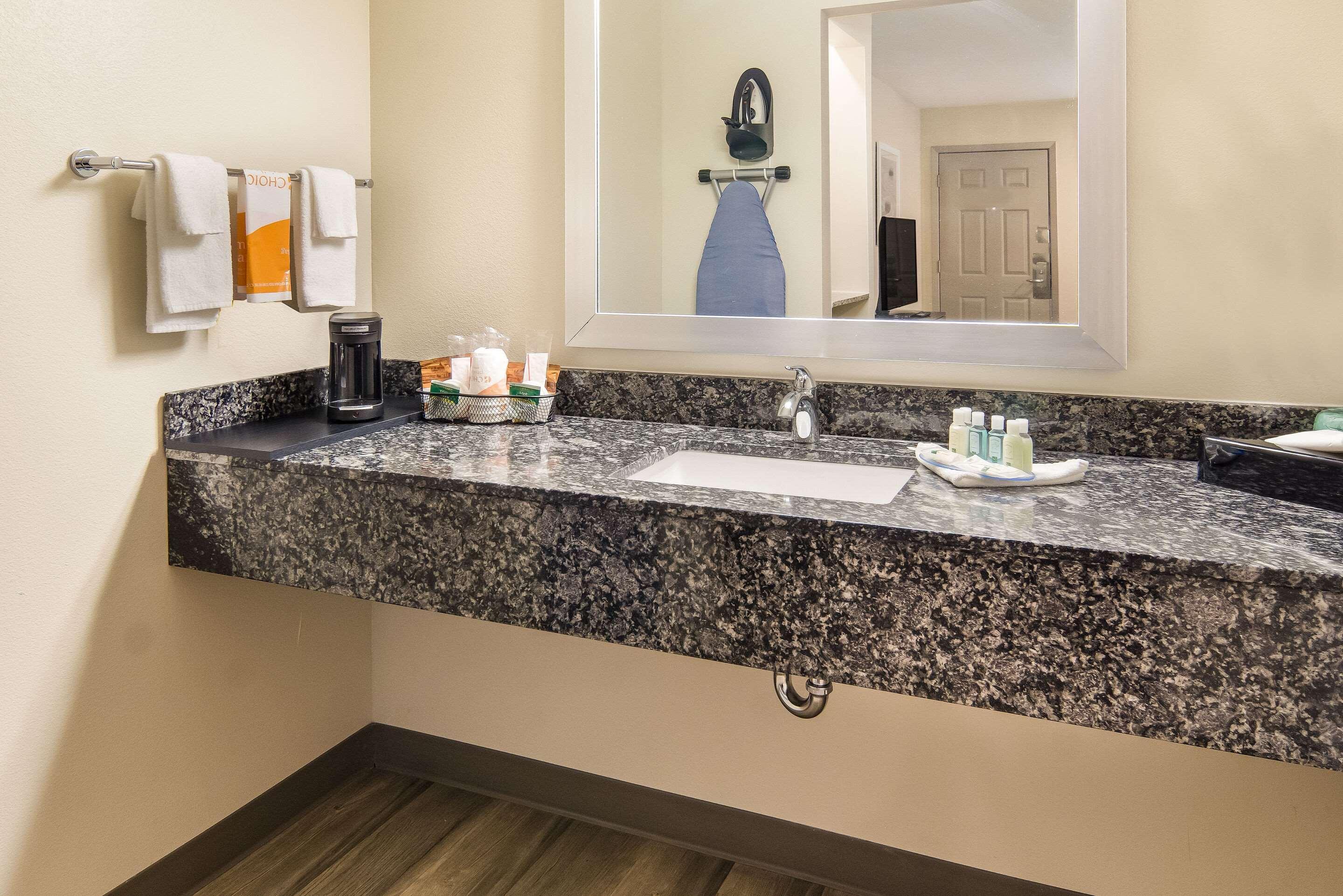 Quality Inn & Suites Dallas-Cityplace Bagian luar foto