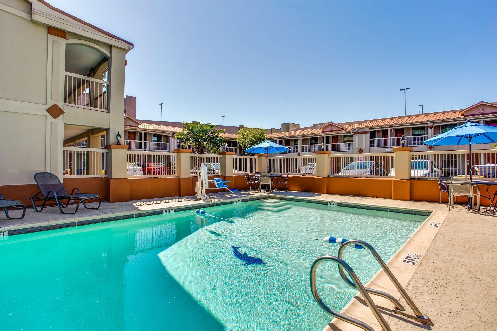 Quality Inn & Suites Dallas-Cityplace Bagian luar foto