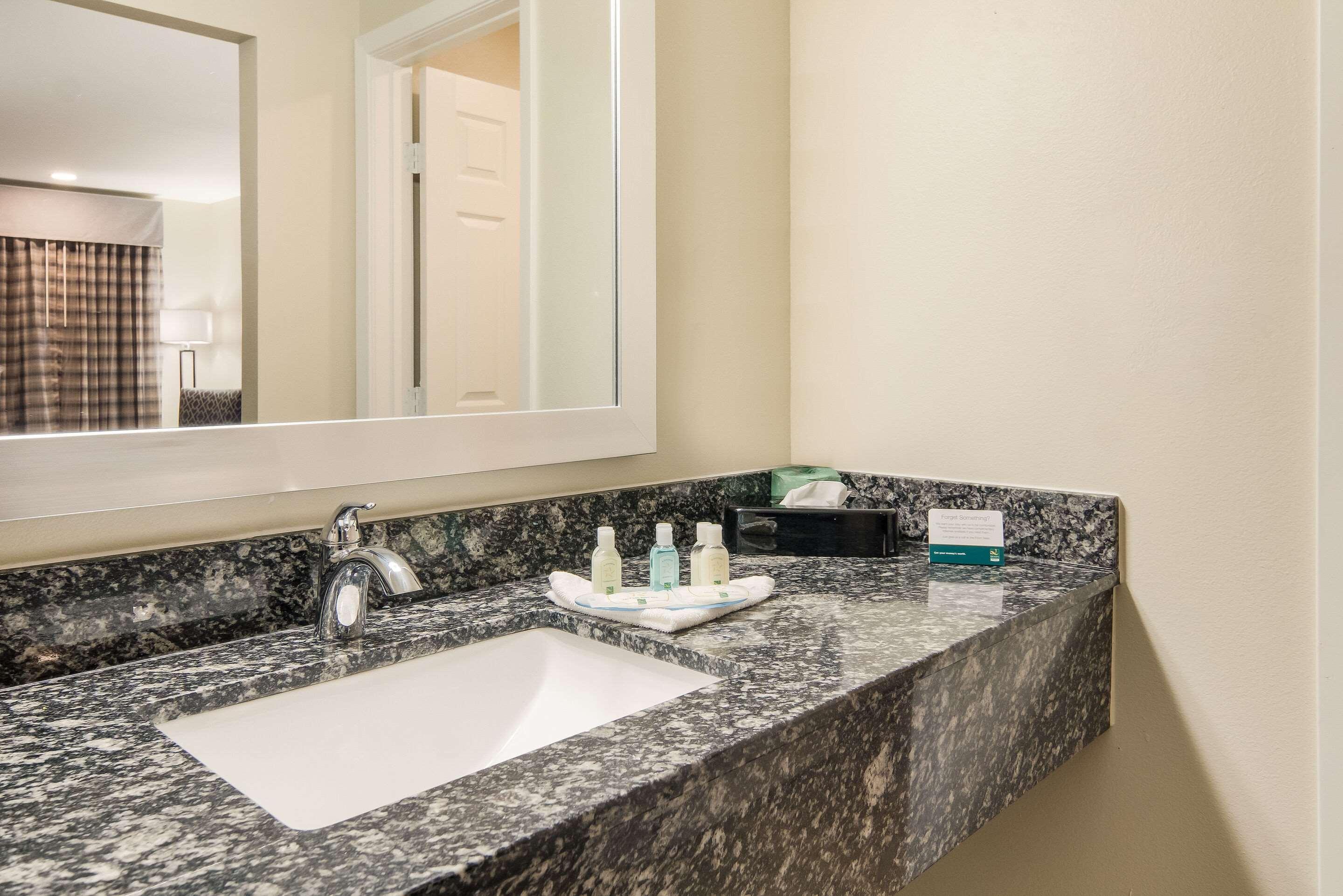 Quality Inn & Suites Dallas-Cityplace Bagian luar foto