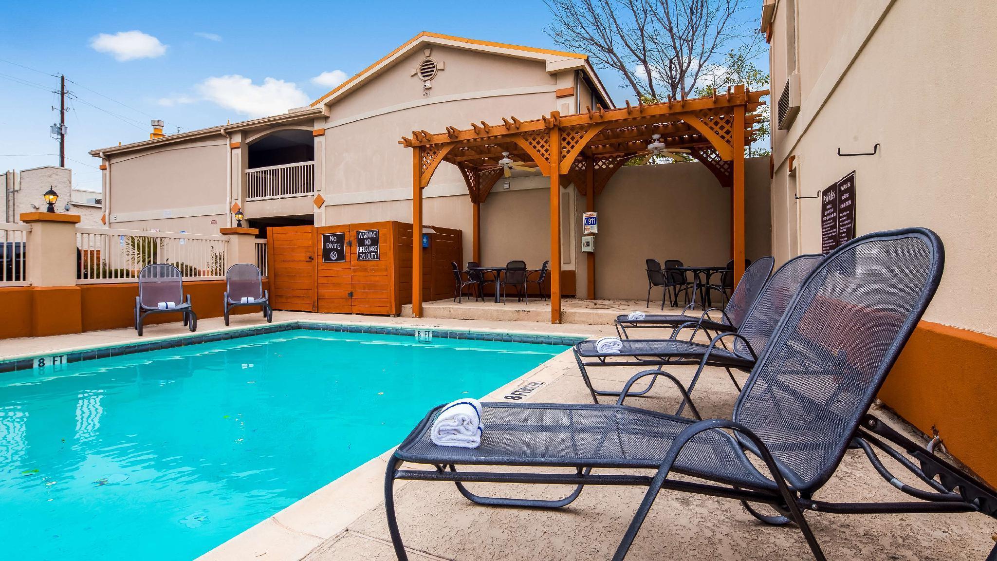Quality Inn & Suites Dallas-Cityplace Bagian luar foto