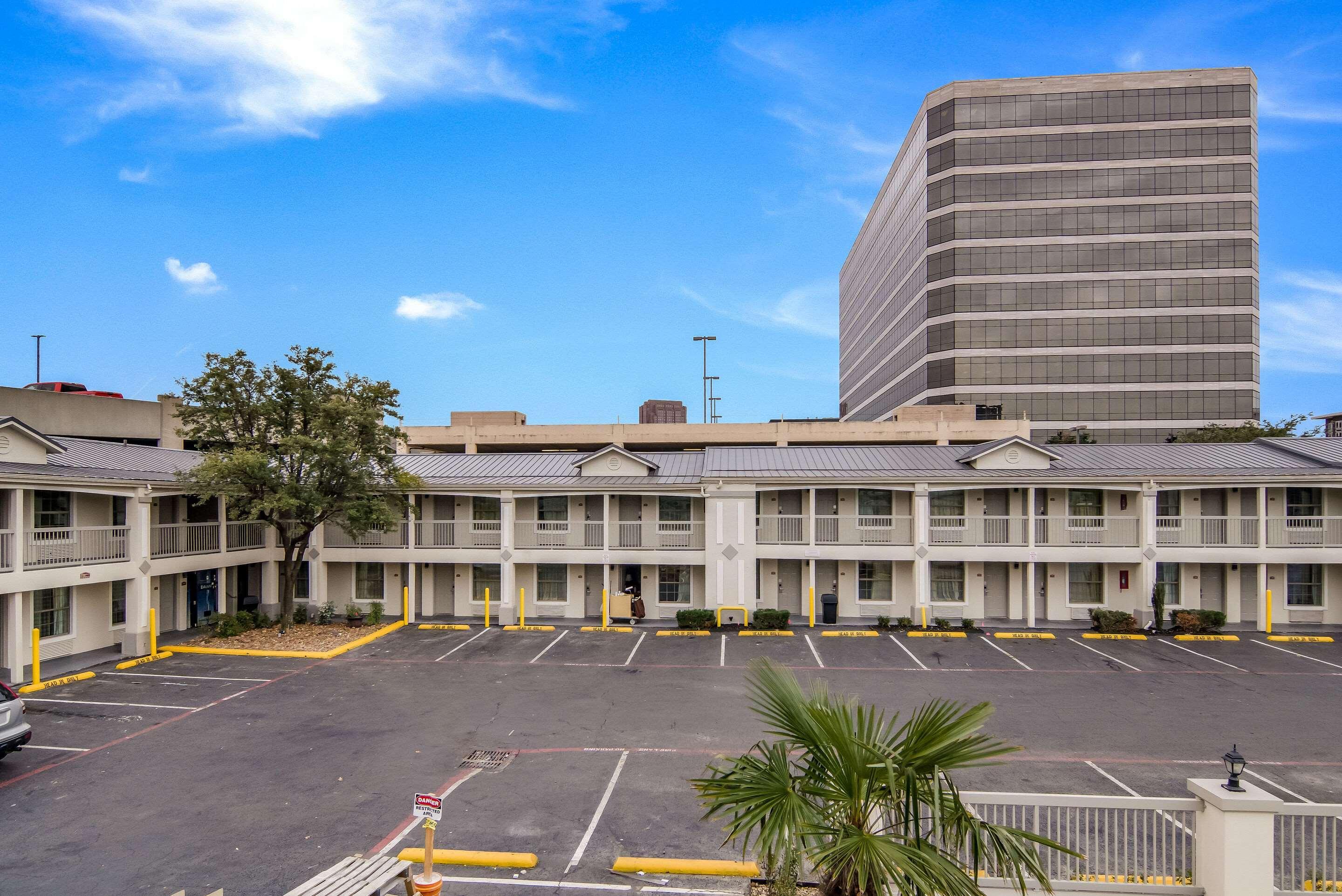 Quality Inn & Suites Dallas-Cityplace Bagian luar foto