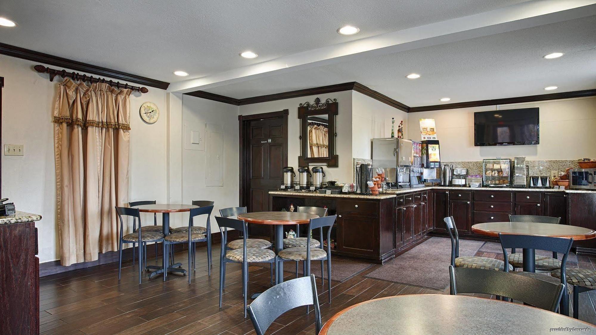 Quality Inn & Suites Dallas-Cityplace Bagian luar foto
