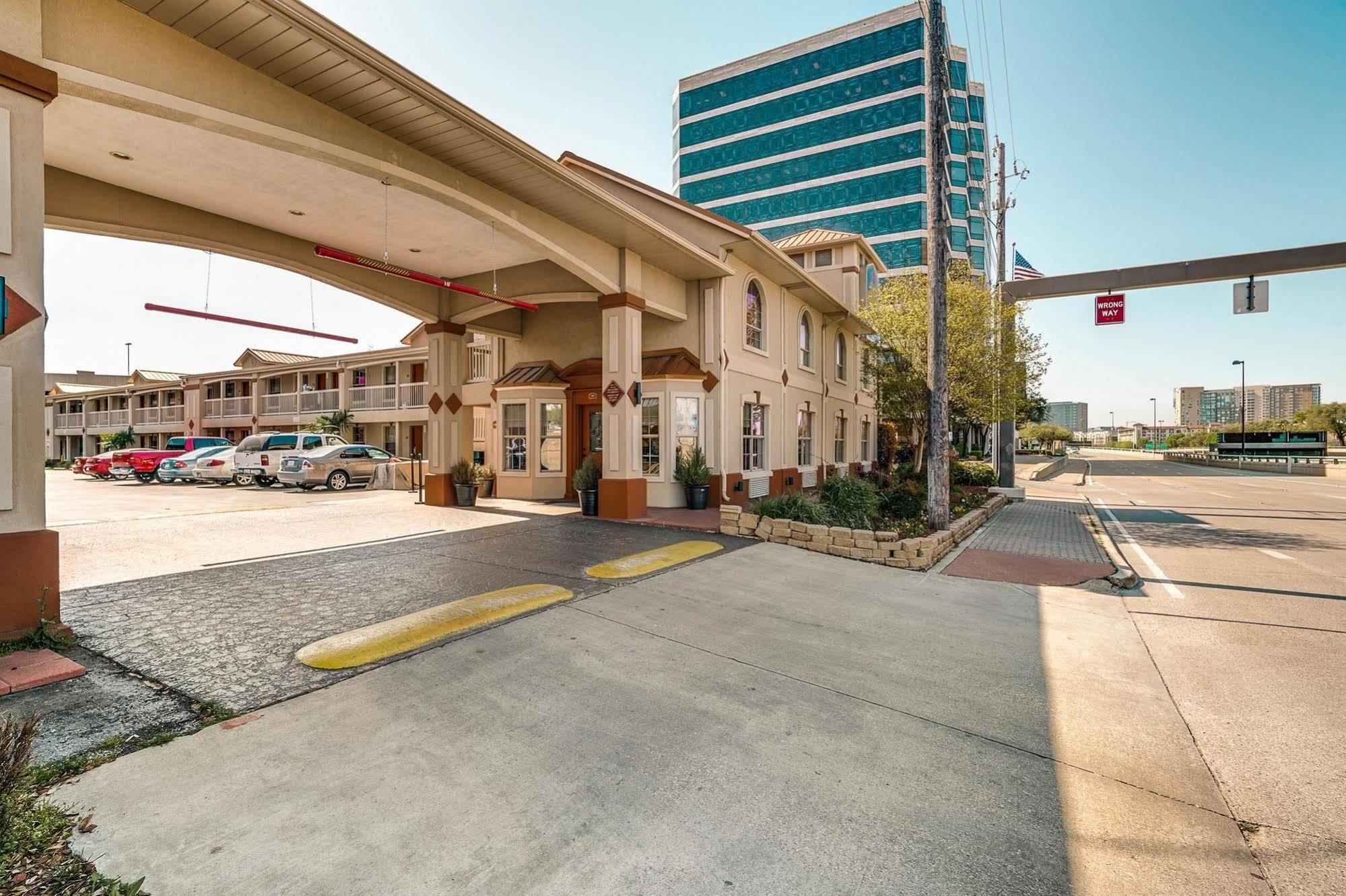 Quality Inn & Suites Dallas-Cityplace Bagian luar foto