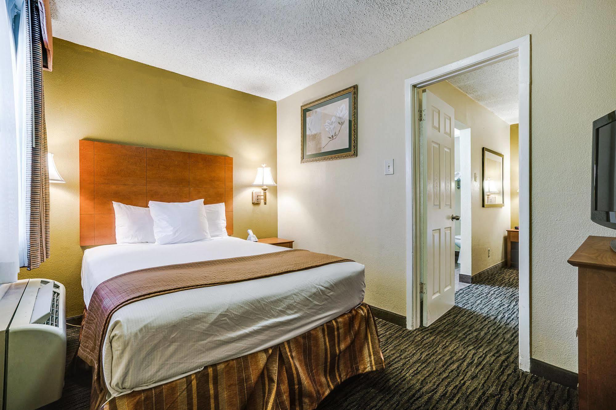 Quality Inn & Suites Dallas-Cityplace Bagian luar foto