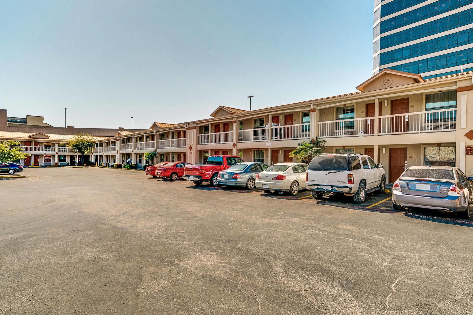 Quality Inn & Suites Dallas-Cityplace Bagian luar foto